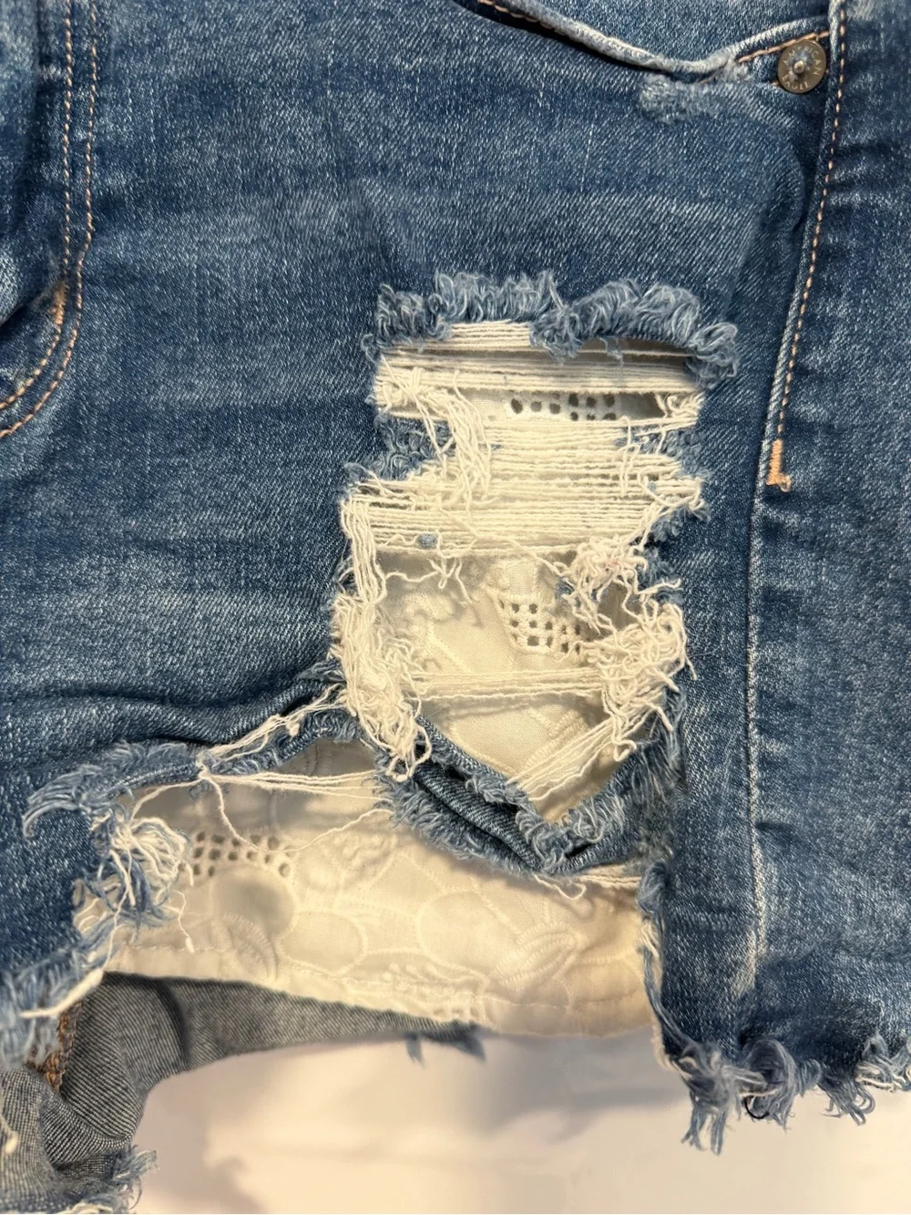Lace American Eagle‎ V-waist distressed denim shorts
